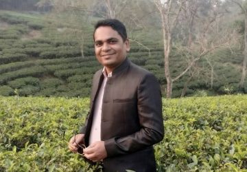 Homem de terno plantação perigo jornalismo ambiental Bangladesh