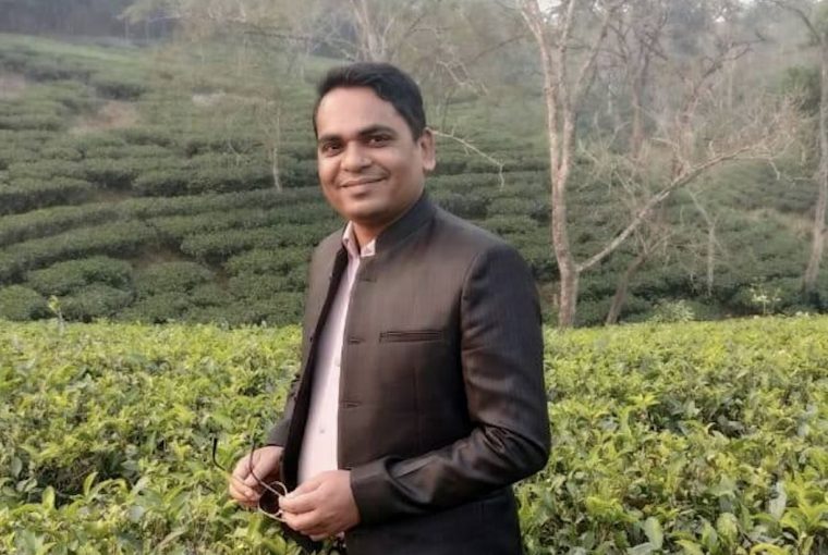 Homem de terno plantação perigo jornalismo ambiental Bangladesh