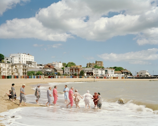 Festival Dickens pessoas na praiaReino Unido fotografia contemporânea Europa