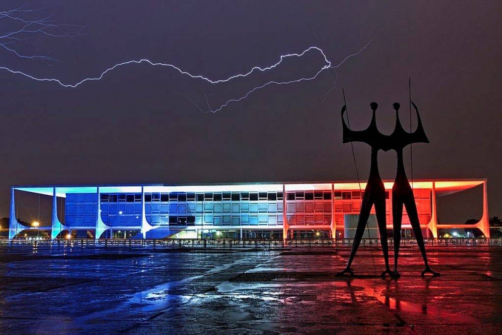 Palácio do Planalto raio iluminado cores França Brasília foto de monumento Wiki Loves Monuments