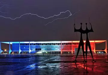 Palácio do Planalto raio iluminado cores França Brasília foto de monumento Wiki Loves Monuments