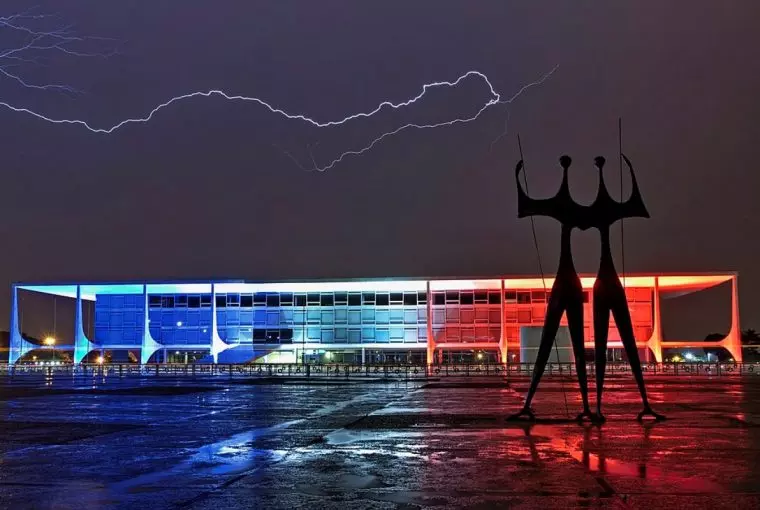 Palácio do Planalto raio iluminado cores França Brasília foto de monumento Wiki Loves Monuments