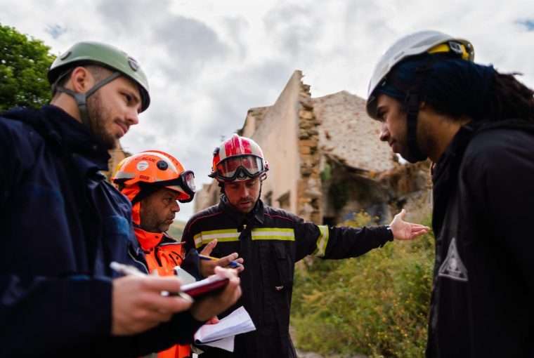 Pessoas usando uniforme conversam sobre uma obra de engenharia um exemplo de coleta de informações para trabalhos de divulgação científica que expliquem a ciência ao público geral