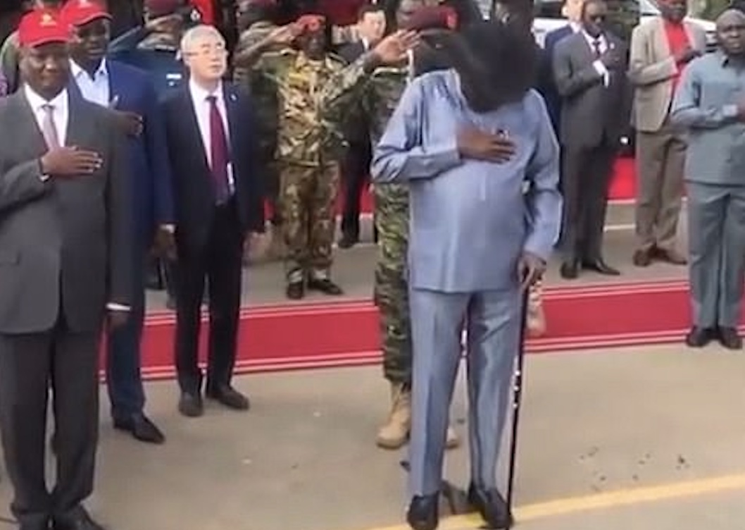 Presidente do Sudão do Sul Malva Kiir vídeo viral urinando violência 