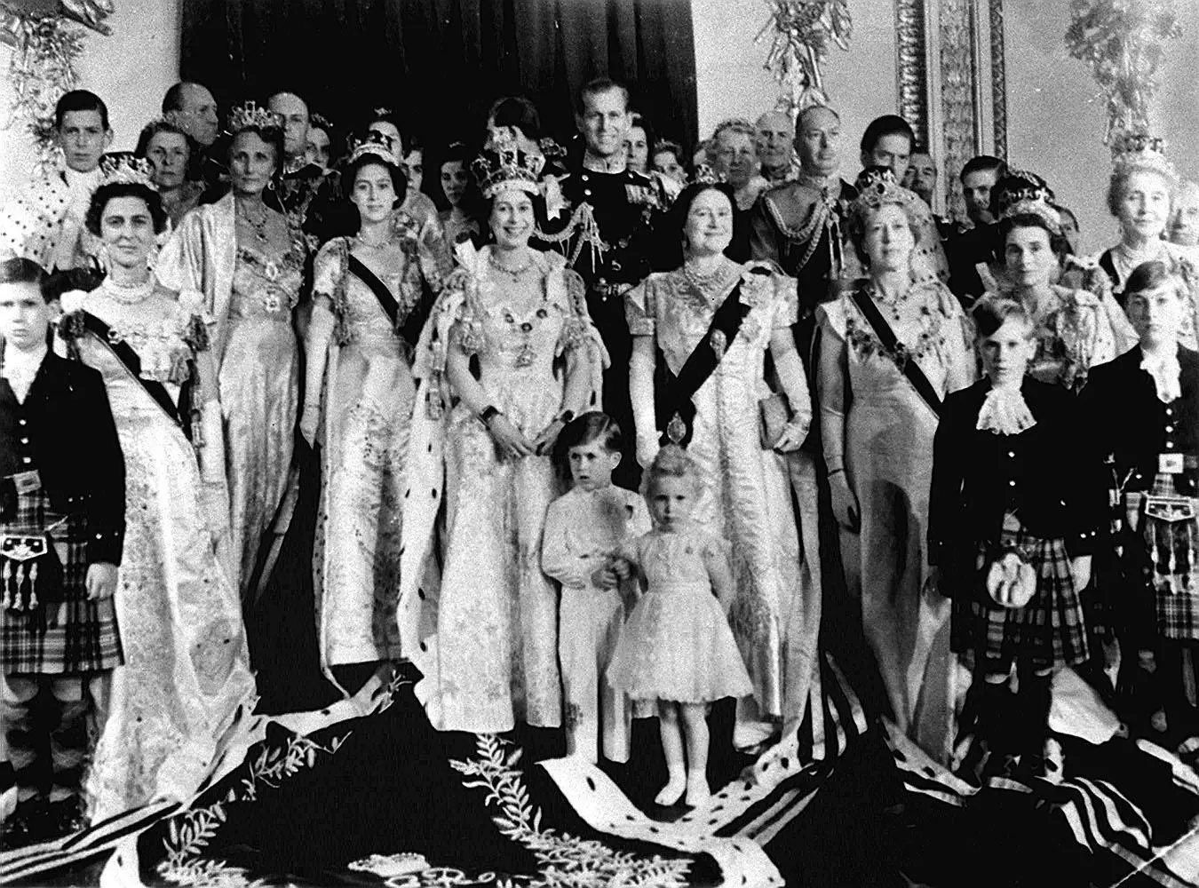 Rainha Elizabeth foi coroada em 1953 e o então príncipe Charles assistiu 