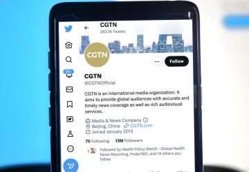 Tela do Twitter no smartphone rede estatal chinesa CGTN rótulo mídia estatal bilionário Elon Musk