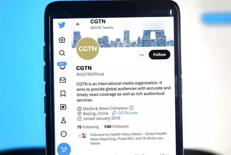 Tela do Twitter no smartphone rede estatal chinesa CGTN rótulo mídia estatal bilionário Elon Musk
