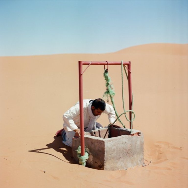 homem reservatório água oásis deserto Marrocos meio ambiente mudanças climáticas prêmio fotografia