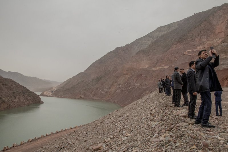 homens fotogrando barragem Rodun mudanças climáticas meio ambiente prêmio de fotografia