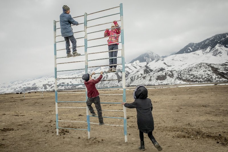 crianças brincando rio Naryn mudanças climáticas meio ambiente prêmio de fotografia