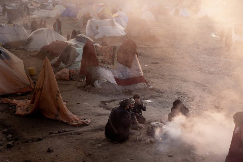 Refugiados cozinhando em fogueira Foto de guerra conflito Afeganistão fotojornalismo World Press Photo