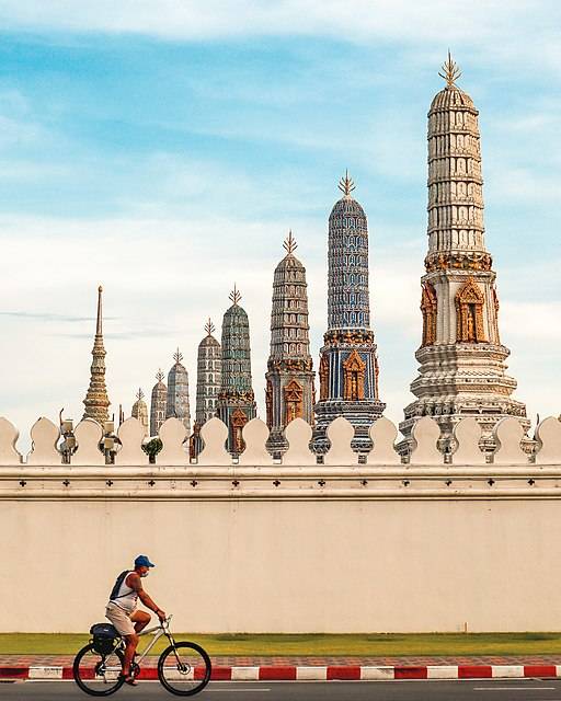 homem bicicleta Grande Palácio Bangkok Tailândia foto de monumento Wiki Loves Monuments