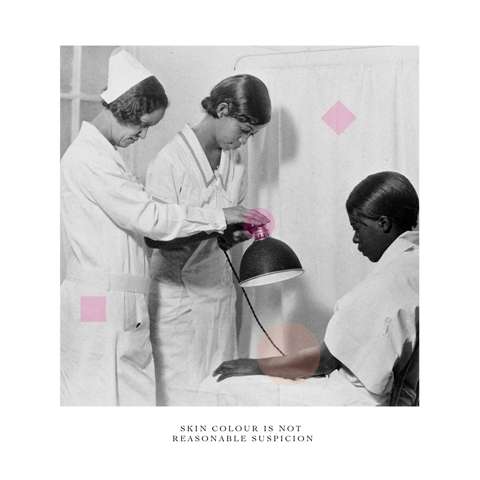 A imagem de duas enfermeiras e uma mulher negra é uma das que faz parte de uma exposição de mullheres na fotografia britânica realizada na feira Photo London 2023