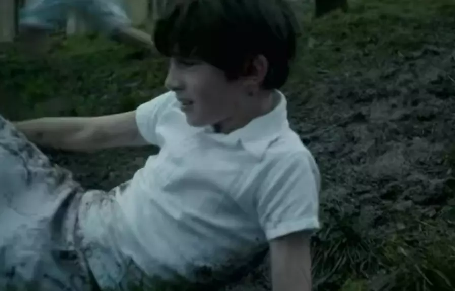 Charles cai na lama durante atividade física The Crown Netflix