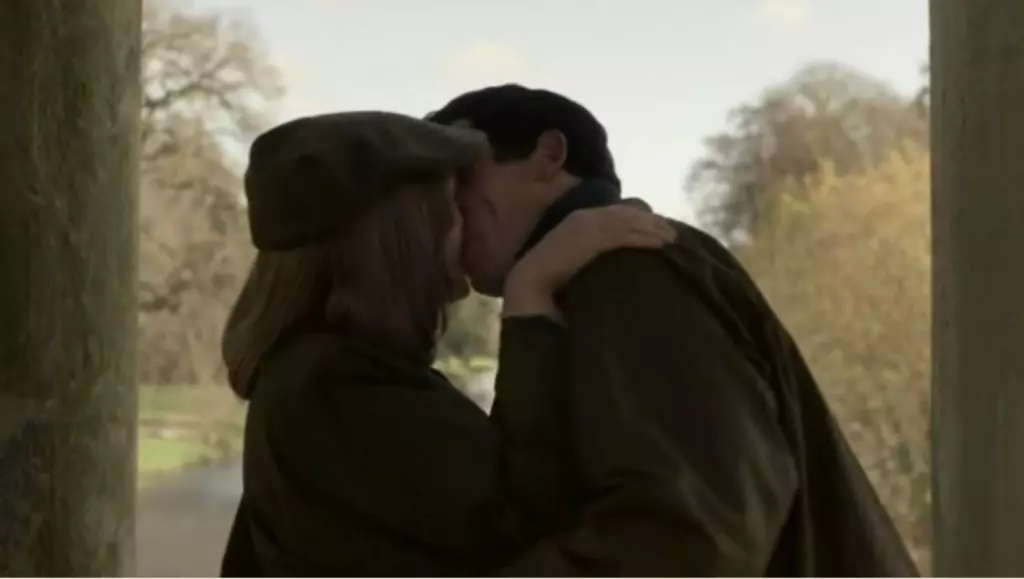 Charles beijando Camilla The Crown Netflix