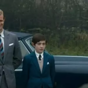 Charles criança e o pai The Crown Netflix