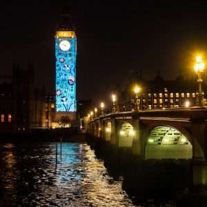 Em Londres a torre do Big Ben foi iluminada com projeções para celebrar a coroação do rei Charles III e da rainha Camilla