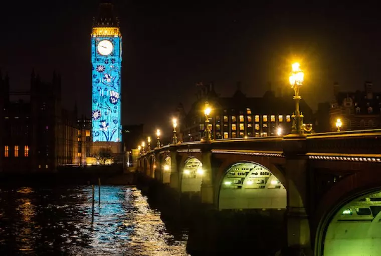 Em Londres a torre do Big Ben foi iluminada com projeções para celebrar a coroação do rei Charles III e da rainha Camilla