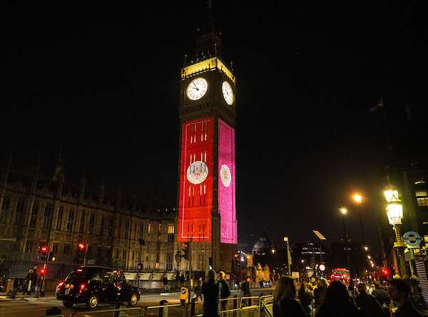 Em Londres a torre do Big Ben foi iluminada com projeções para celebrar a coroação do rei Charles III e da rainha Camilla