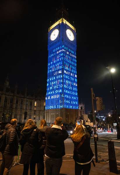 Em Londres a torre do Big Ben foi iluminada com projeções para celebrar a coroação do rei Charles III e da rainha Camilla