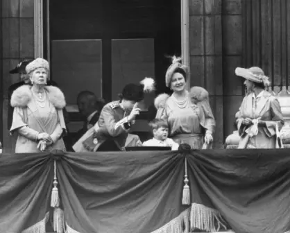 Fotos do acervo da Getty Images mostram cenas do rei Charles III, coroado no dia 6 de maio, como no dia que levou uma bronca da mãe durante show em homenagem ao aniversário do rei George, na Inglaterra.