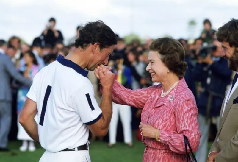 Charles beijando a mão da mãe Getty Images