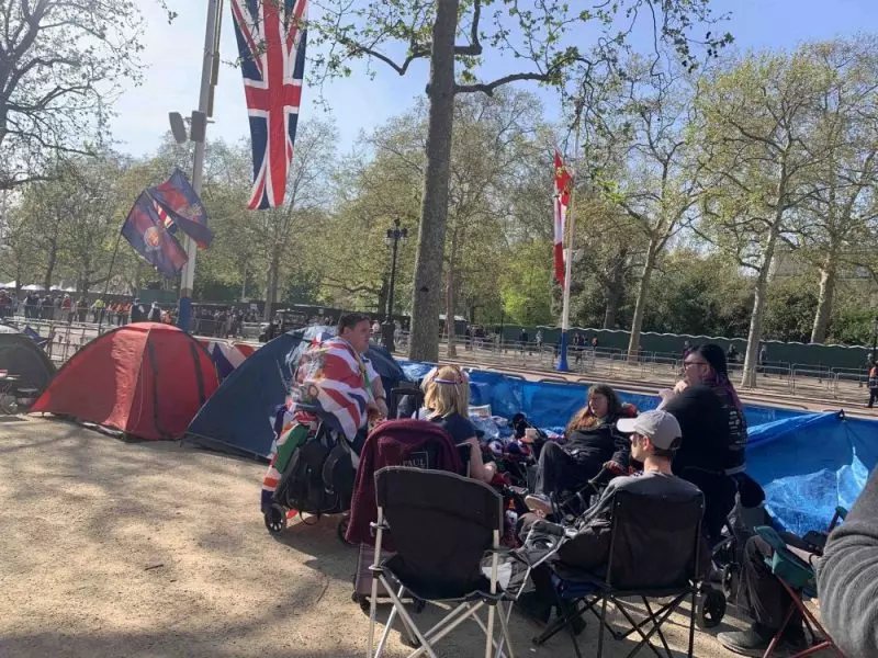 Grupo de monarquistas acampa para ver a coroação do rei Charles III em Londres
