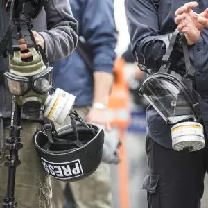 Jornalistas usando máscaras em zona de guerra um exemplo dos riscos a que estão expostos os profissionais de mídia, que celebram no dia 3 de maio o Dia Mundial da Liberdade de Imprensa