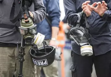 Jornalistas usando máscaras em zona de guerra um exemplo dos riscos a que estão expostos os profissionais de mídia, que celebram no dia 3 de maio o Dia Mundial da Liberdade de Imprensa