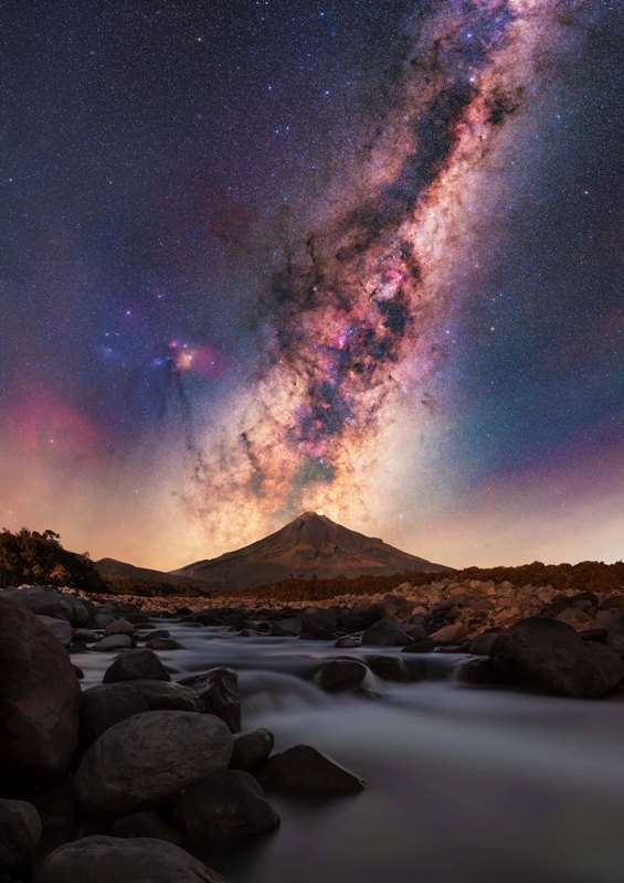 Foto da Via Láctea alinhada ao Monte Taranaki na Nova Zelândia é uma das melhores imagens do Fotógrafo do Ano da Via Láctea 2023