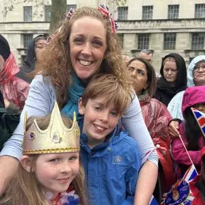 Mãe, filha e filho assistem à coroação do rei Charles III em Londres, composta por uma série de eventos destinados a engajar o público e consolidar a força da monarquia sob pressão por escândalos e protestos por democracia