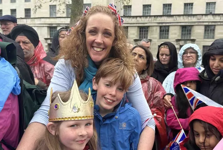 Mãe, filha e filho assistem à coroação do rei Charles III em Londres, composta por uma série de eventos destinados a engajar o público e consolidar a força da monarquia sob pressão por escândalos e protestos por democracia