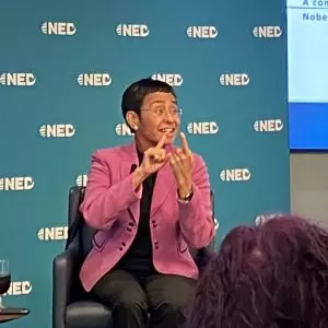 Jornalista filipina Maria Ressa tornou-se símbolo do assédio judicial, prática adotada por governos, empresas e indivíduos para tentar silenciar a imprensa por meio de processos longos e caros, que podem render multas pesadas e penas de prisão