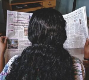 Mulher lendo jornal na Índia, país que está entre os últimos do mundo no índice de liberdade de imprensa