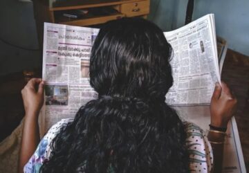 Mulher lendo jornal na Índia, país que está entre os últimos do mundo no índice de liberdade de imprensa