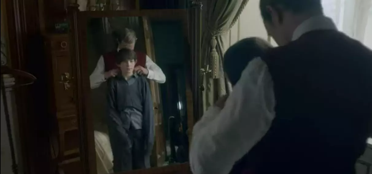 Philip entrega a Charles a camisa da escola The Crown Netflix