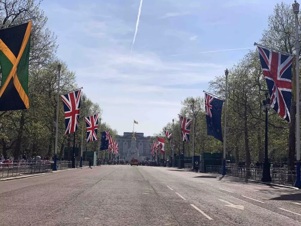 Avenida que dá acesso ao Palácio de Buckingham foi isolada para a coroação do rei Charles III