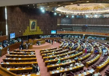 Parlamento do Paquistão aprovou lei dando a legisladores poderes de prender e multar opositores por desacato