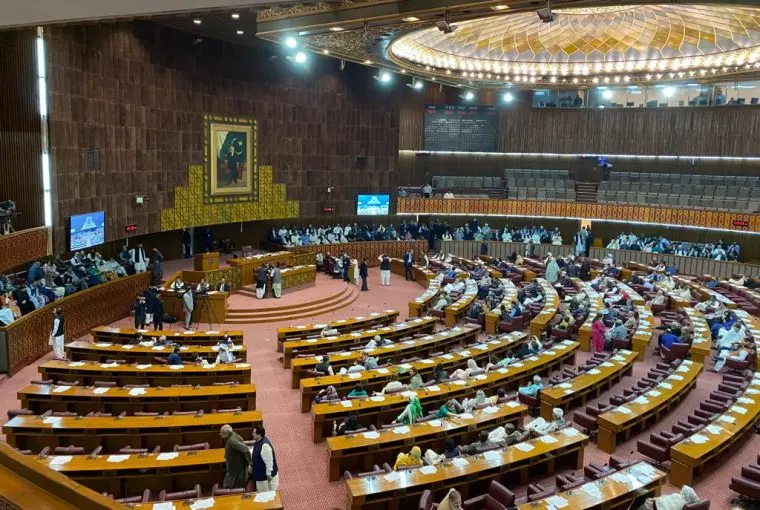 Parlamento do Paquistão aprovou lei dando a legisladores poderes de prender e multar opositores por desacato