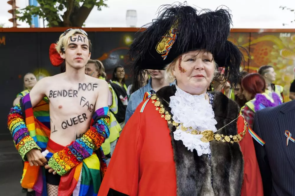 Fotógrafo britânico Martin Parr foi homenageado na Photo London 2023 com uma exposição individual, mostrando cenas da vida do país como a parada Pride em Bristol