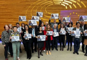 Shireen Abu Akleh, jornalista palestina assassinada por forças de Israel, foi homenageada em todo o mundo no aniversário de sua morte, na Cisjordânia, e protestos foram feitos contra a impunidade no caso