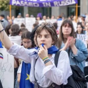 Jovem protesta contra lei do agente estrangeiro na Geórgia