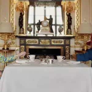 Vídeo da rainha Elizabeth tomando chá com ursinho Paddington exibido na celebração do Jubileu de Platina vence prêmio Bafta de momento mais memorável da TV britânica do ano