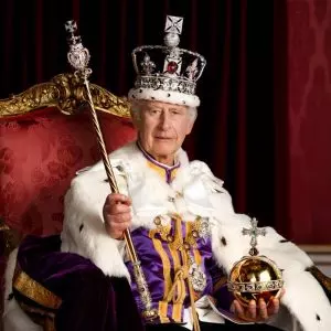 Rei Charles III retratado em foto oficial foi coroado em maio de 2023 como monarca do Reino Unido ao lado da mulher a rainha Camilla em uma cerimônia na Abadia de Westminster