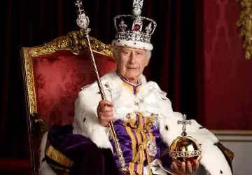 Rei Charles III retratado em foto oficial foi coroado em maio de 2023 como monarca do Reino Unido ao lado da mulher a rainha Camilla em uma cerimônia na Abadia de Westminster