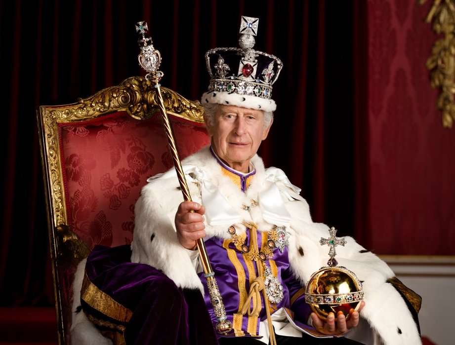 Rei Charles III retratado em foto oficial foi coroado em maio de 2023 como monarca do Reino Unido ao lado da mulher a rainha Camilla em uma cerimônia na Abadia de Westminster