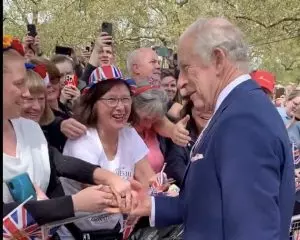 Rei Charles cumprimenta pessoas na rua antes da coroação em Londres, em um esforço para conquistar admiração do público que pesquisas mostram não ser alta