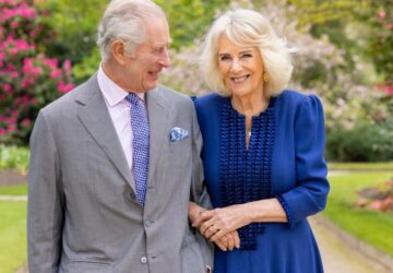 Rei Charles da Gr-a-Bretanha e rainha Camilla em foto divulgada uma semana antes do aniversário da coroação