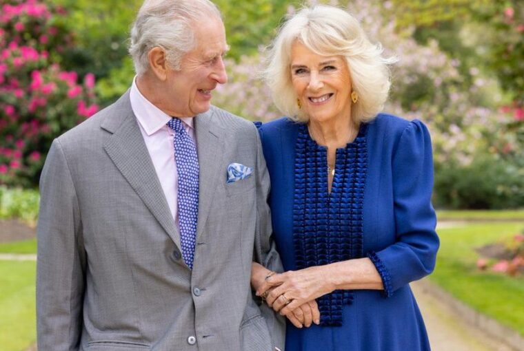 Rei Charles da Gr-a-Bretanha e rainha Camilla em foto divulgada uma semana antes do aniversário da coroação