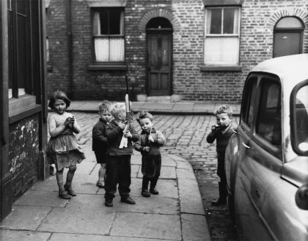 A imagem de crianças brincando na rua é uma das que faz parte de uma exposição de mulheres na fotografia britânica realizada na feira Photo London 2023